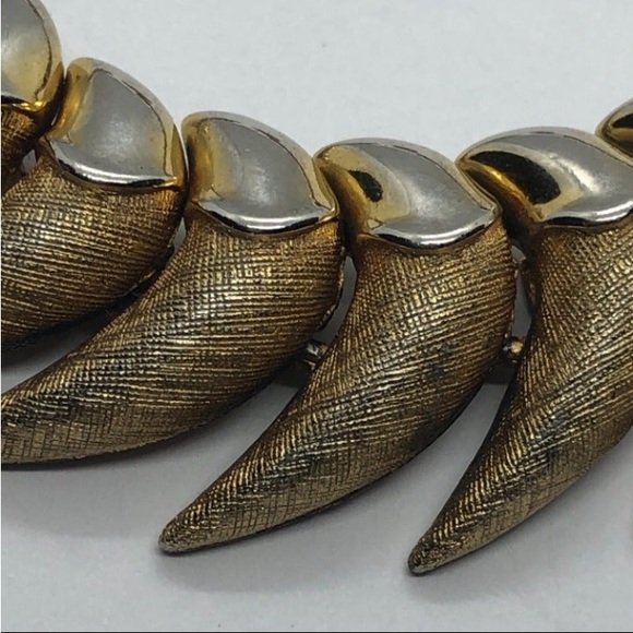 Unique Vintage Gold Tone Faux Claw / Tooth 13-15" Choker Collar Necklace "Q" - Picture 2 of 6